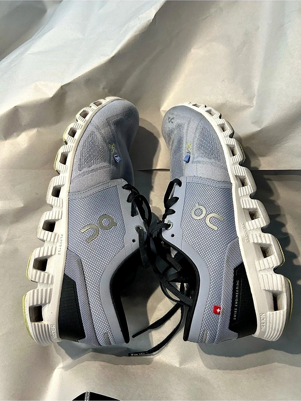 On Cloud Women's Athletic Shoes US 10 Gray & White